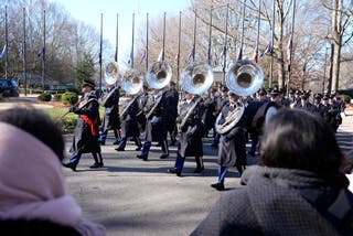 A 282ª Banda do Exército toma posse antes que o caixão do ex-presidente Jimmy Carter saia da Biblioteca e Museu Presidencial Jimmy Carter em Atlanta, Geórgia, em 7 de janeiro de 2025